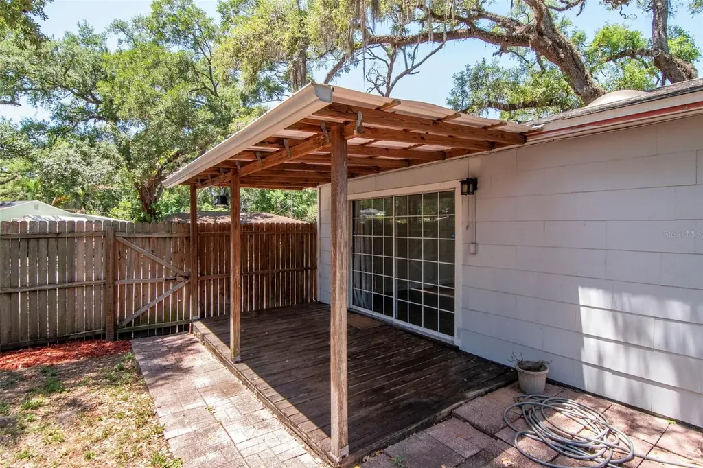 2101 E Howell Street Tampa FL 33610
