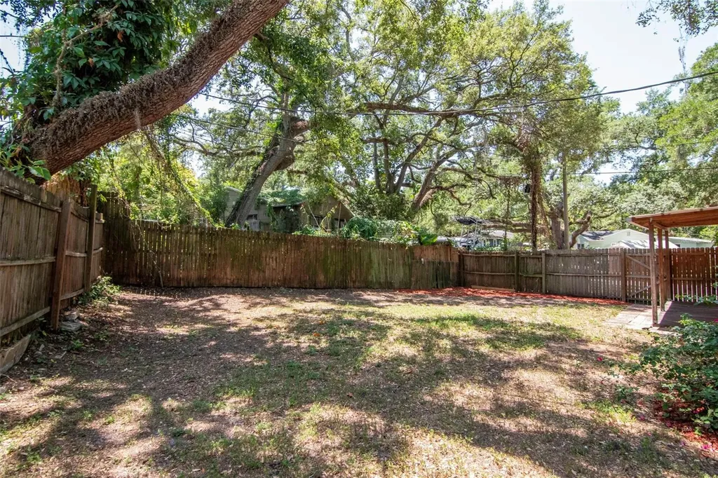 2101 E Howell Street Tampa FL 33610