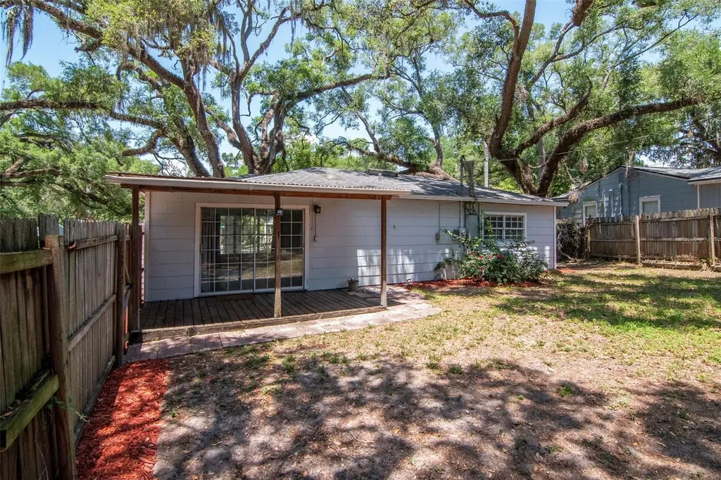 2101 E Howell Street Tampa FL 33610