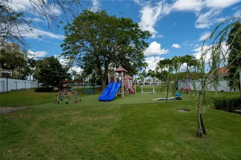 123 Estancias Reales Guaynabo PR 00969
