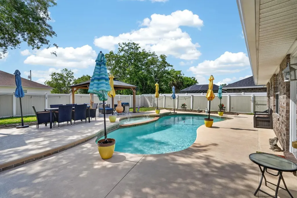27 Lyndenhurst Lane Palm Coast FL 32137