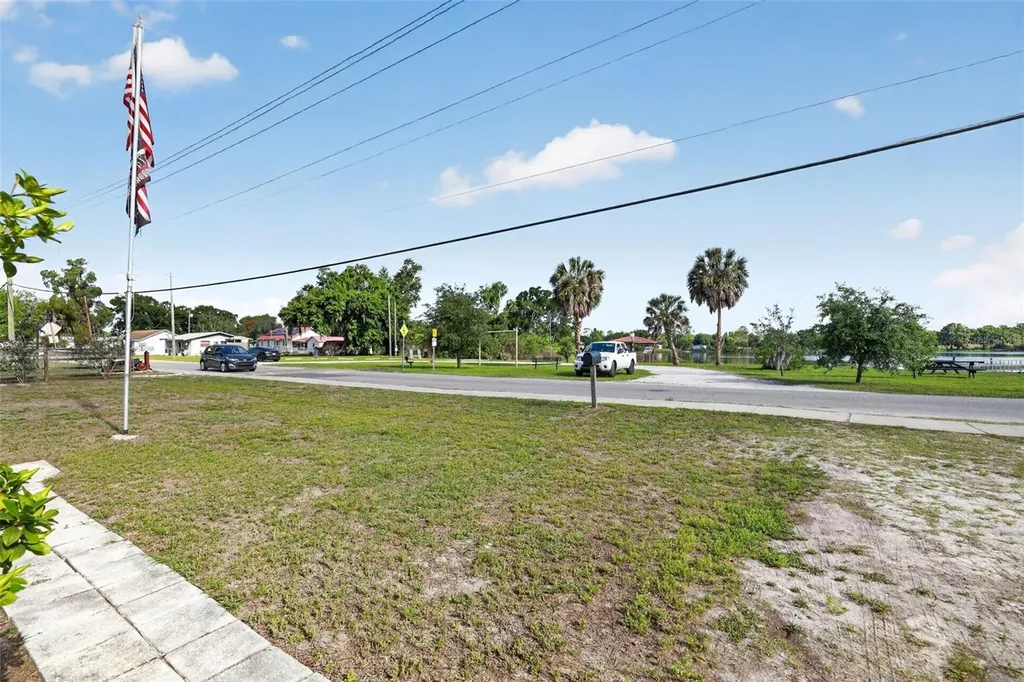 702 NW 3rd Street Mulberry FL 33860