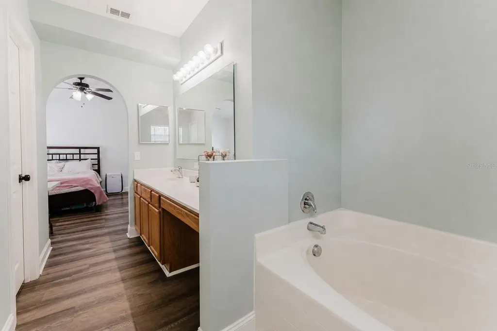 2043 Corner Tree Court Orlando FL 32820