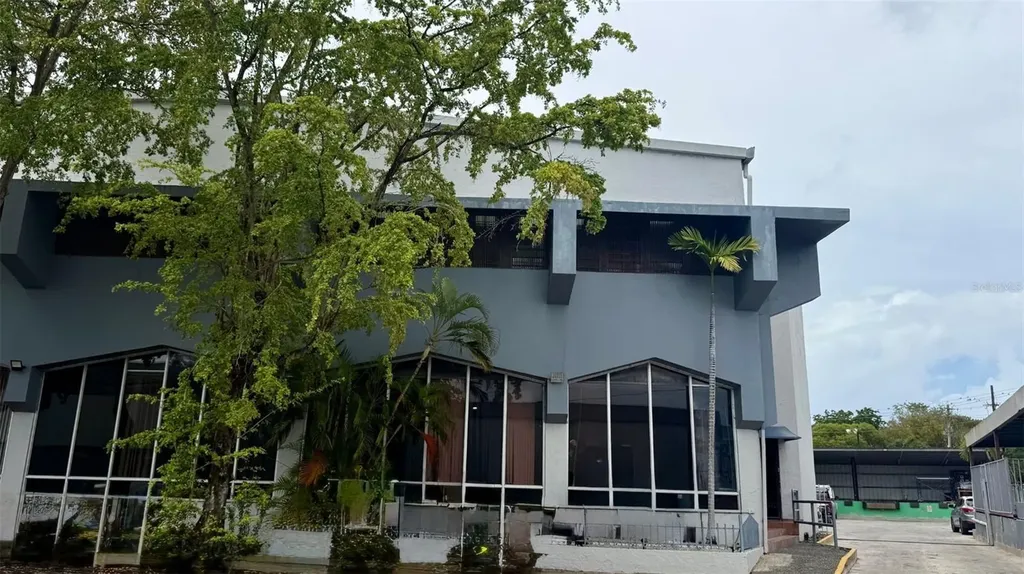 272 Calle 272 Bloq. L B 12, Urb. Country Club Carolina PR 00982