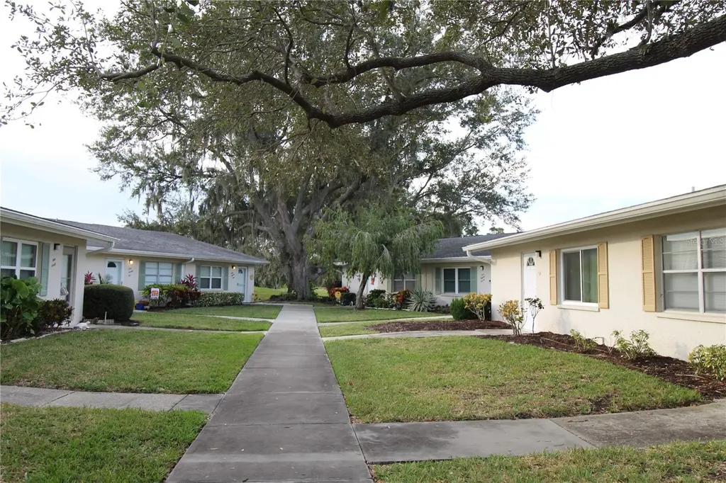 2202 Clubhouse Drive Sun City Center FL 33573