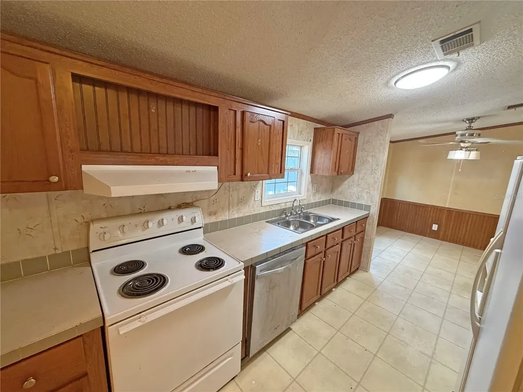 120 Peach Hawthorne FL 32640