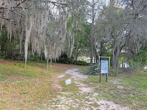 120 Peach Hawthorne FL 32640
