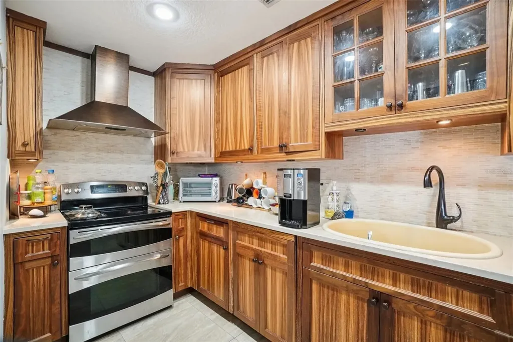 162 SE Lincoln Circle N St Petersburg FL 33703