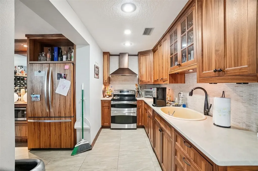 162 SE Lincoln Circle N St Petersburg FL 33703