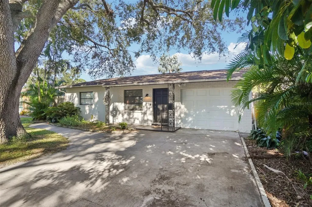 162 SE Lincoln Circle N St Petersburg FL 33703