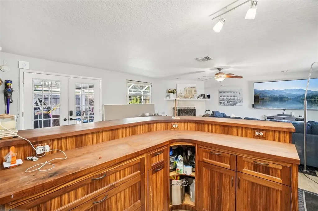 162 SE Lincoln Circle N St Petersburg FL 33703