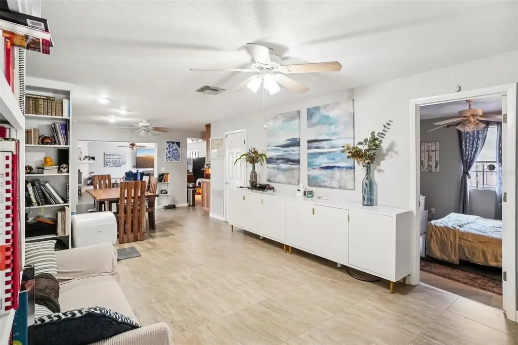 162 SE Lincoln Circle N St Petersburg FL 33703