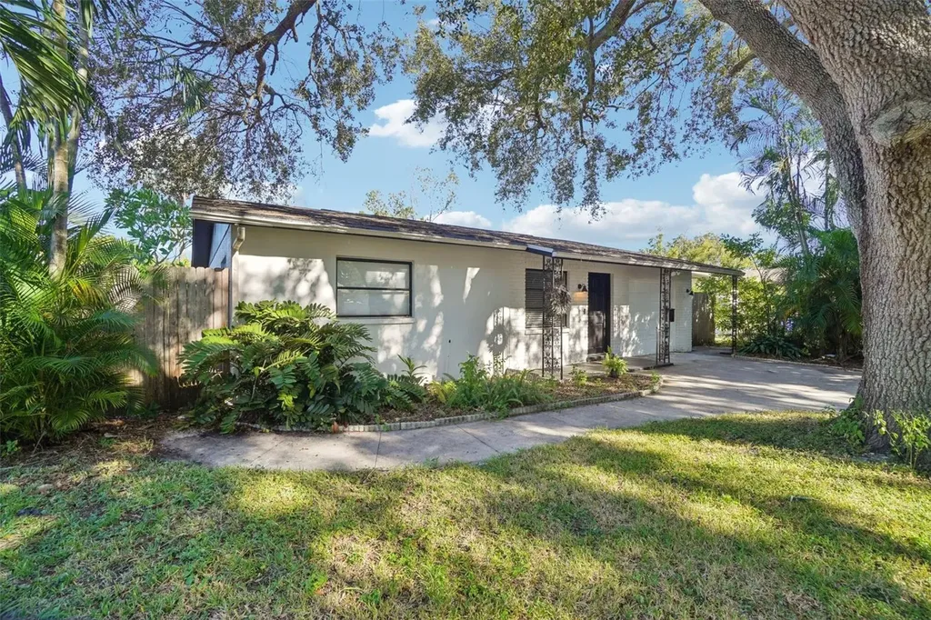 162 SE Lincoln Circle N St Petersburg FL 33703