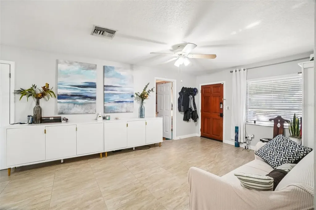 162 SE Lincoln Circle N St Petersburg FL 33703