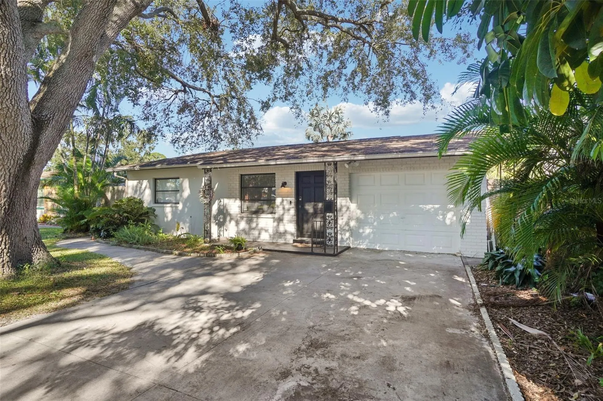 162 SE Lincoln Circle N St Petersburg FL 33703
