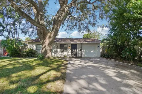 162 SE Lincoln Circle N St Petersburg FL 33703