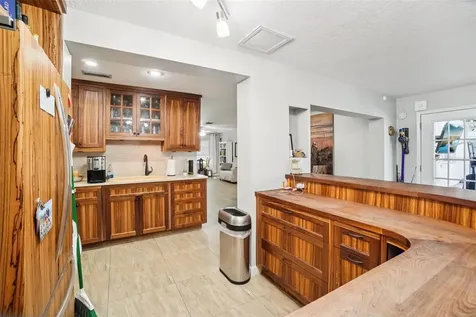 162 SE Lincoln Circle N St Petersburg FL 33703