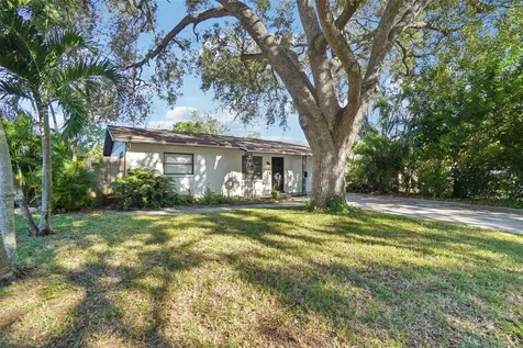 162 SE Lincoln Circle N St Petersburg FL 33703