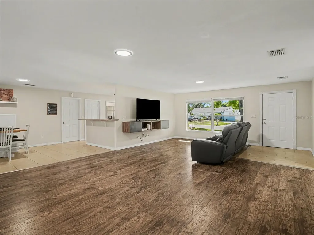 704 S Lockwood Ridge Road Sarasota FL 34237
