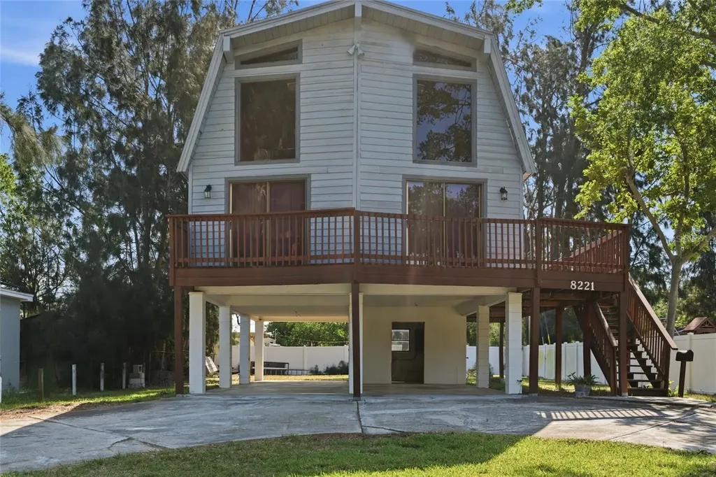 8221 Riverside Dr NE St Petersburg FL 33702