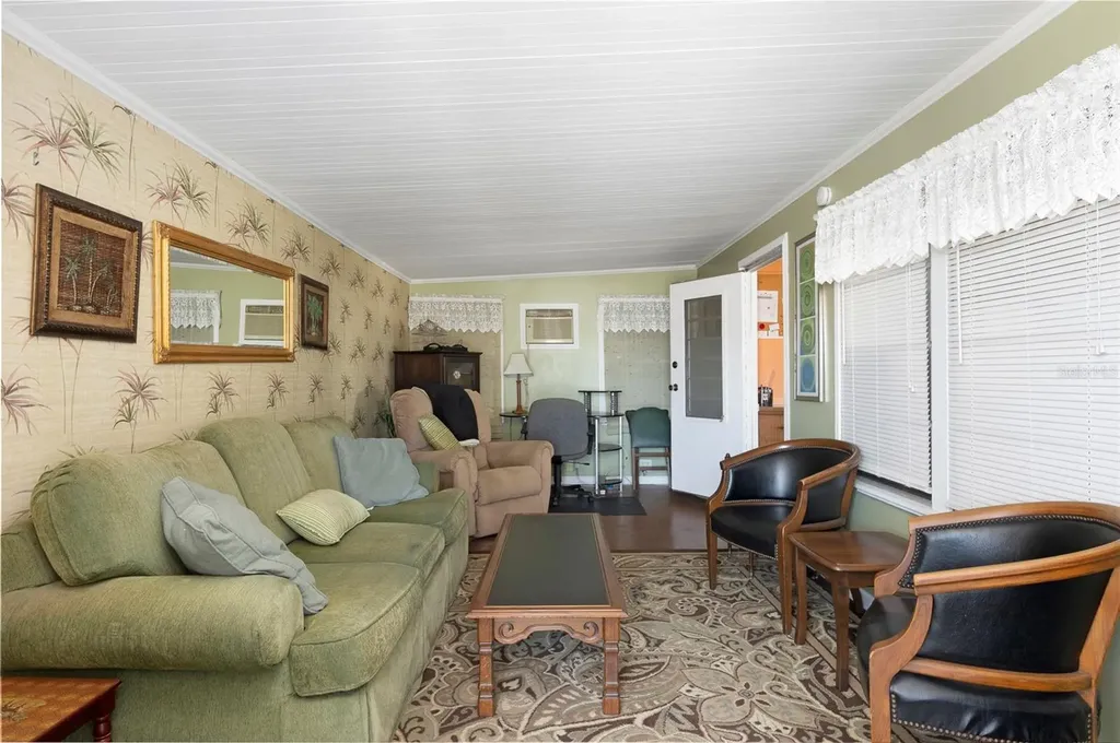 4368 72nd Way N St Petersburg FL 33709