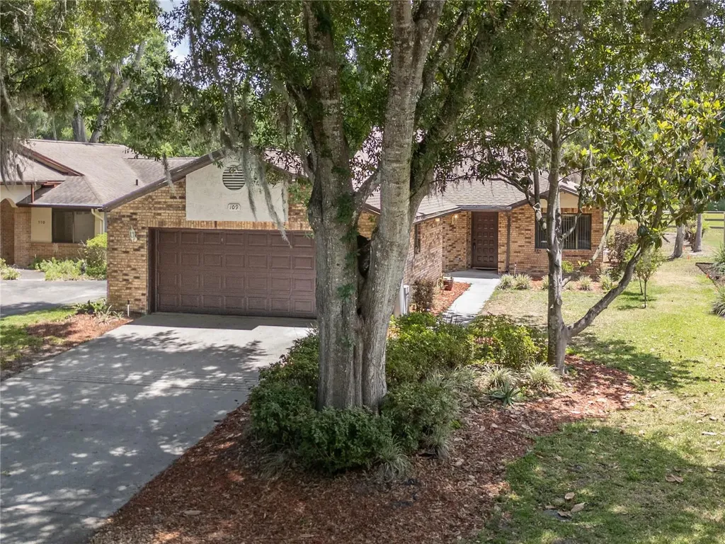 109 Waterwood Drive Yalaha FL 34797