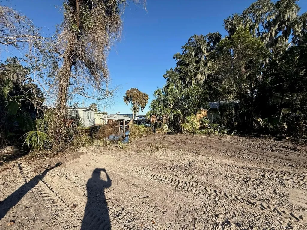 748 Cr 477a Lake Panasoffkee FL 33538