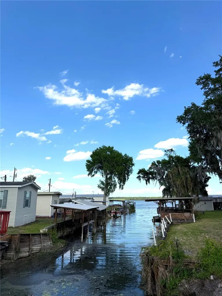 748 Cr 477a Lake Panasoffkee FL 33538