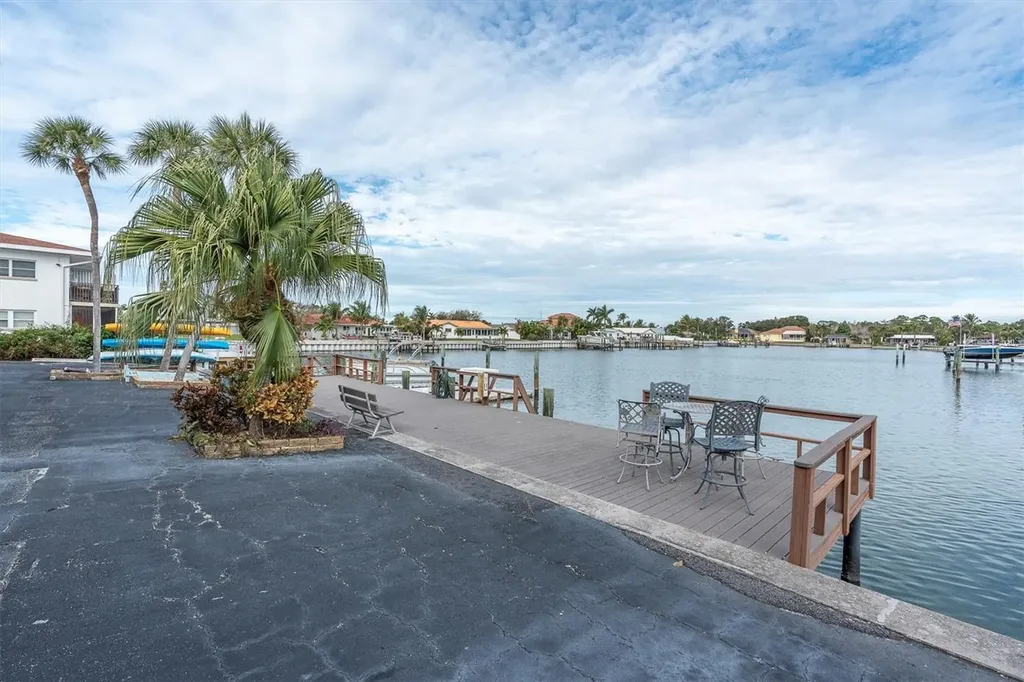 3717 46th Avenue S St Petersburg FL 33711