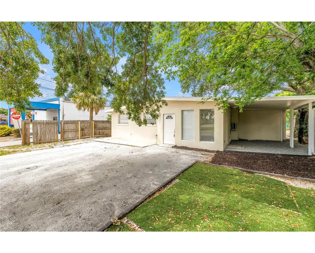 110 NE Monroe Circle N St Petersburg FL 33702
