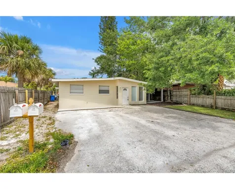 110 NE Monroe Circle N St Petersburg FL 33702