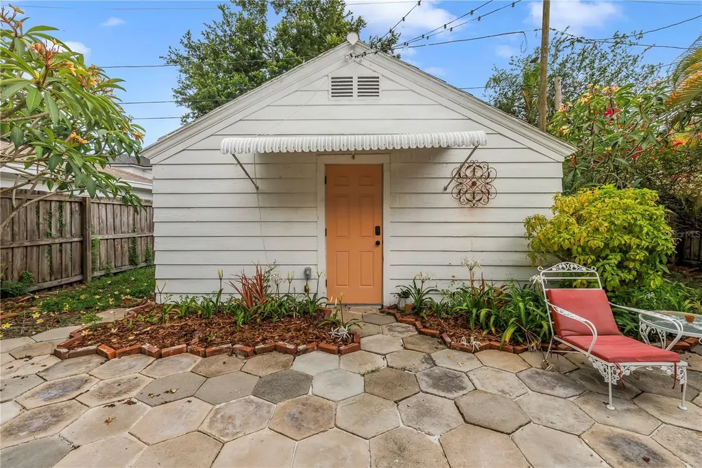 316 18th Avenue NE St Petersburg FL 33704