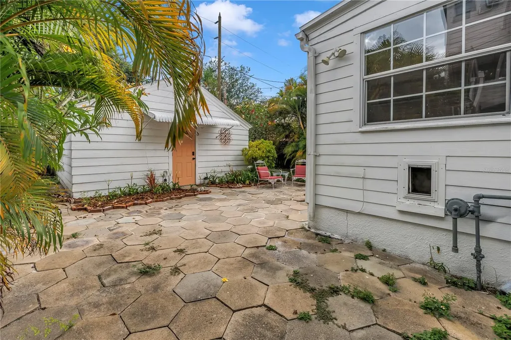 316 18th Avenue NE St Petersburg FL 33704