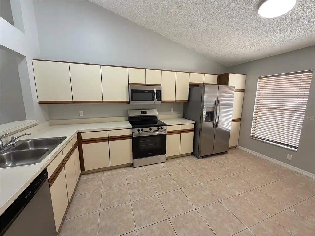 50 Lakepointe Circle Kissimmee FL 34743
