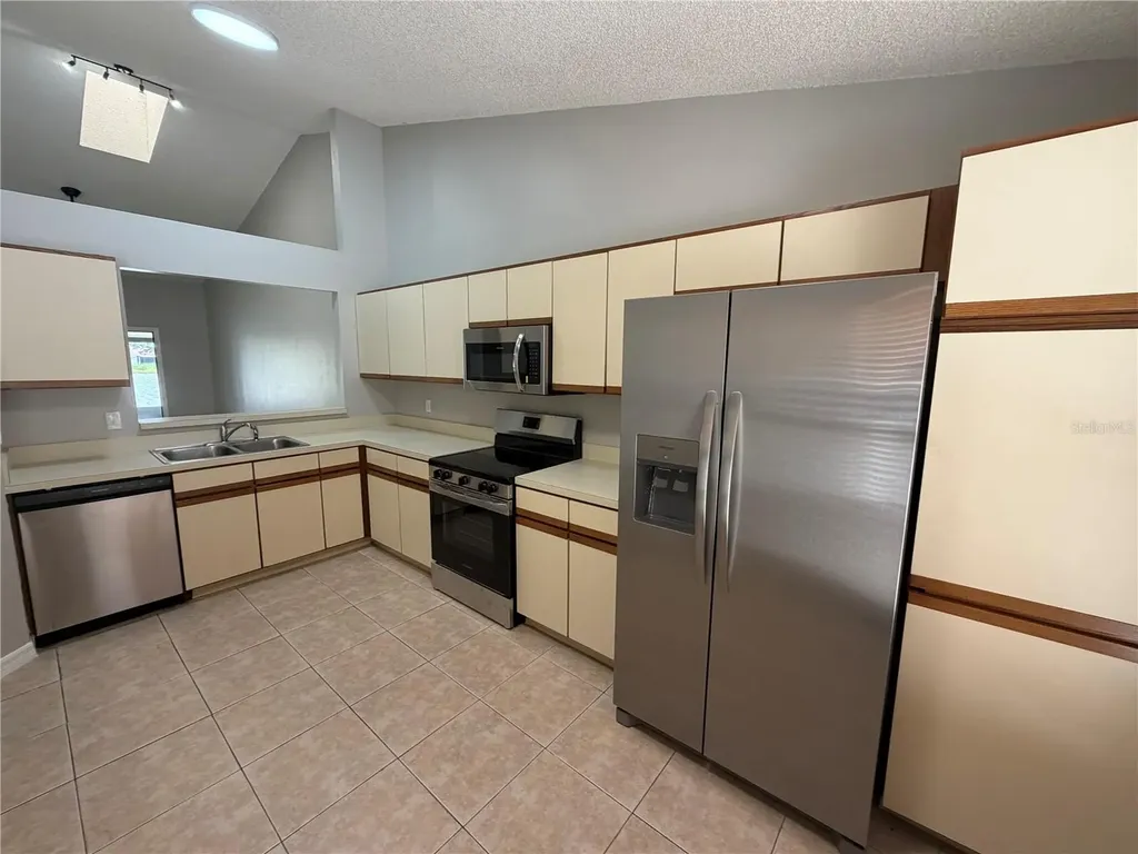 50 Lakepointe Circle Kissimmee FL 34743