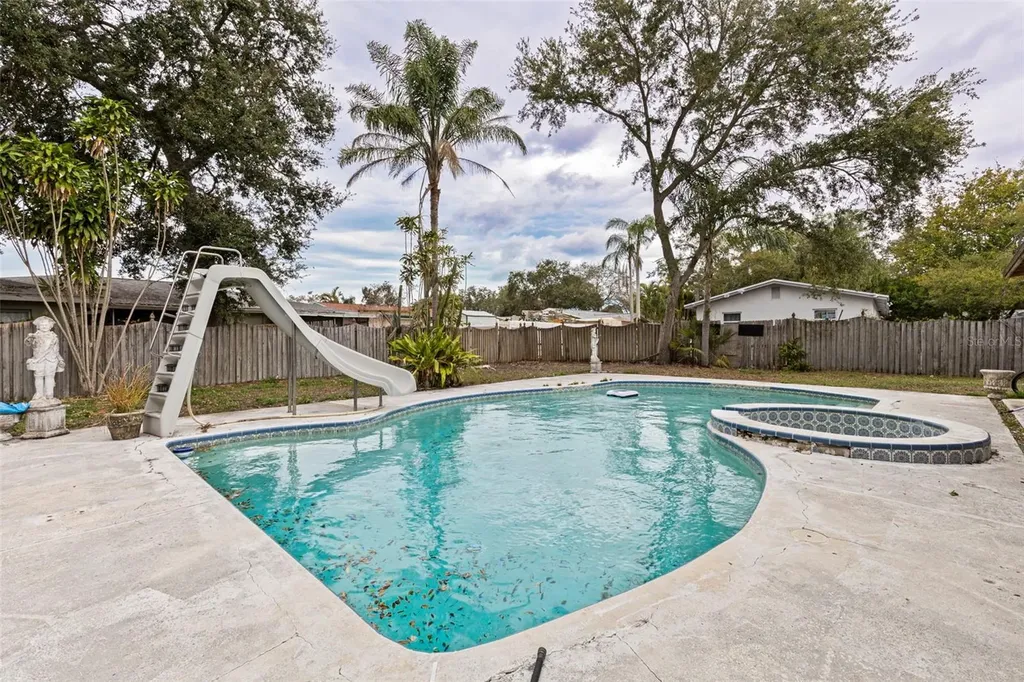 649 16th Street NW Largo FL 33770