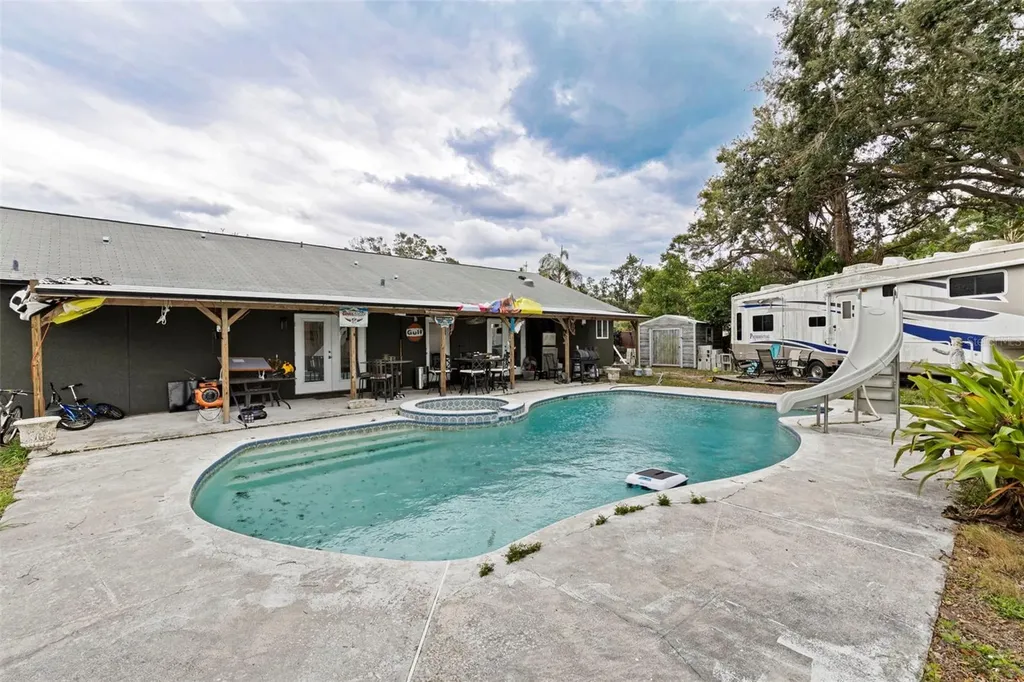 649 16th Street NW Largo FL 33770