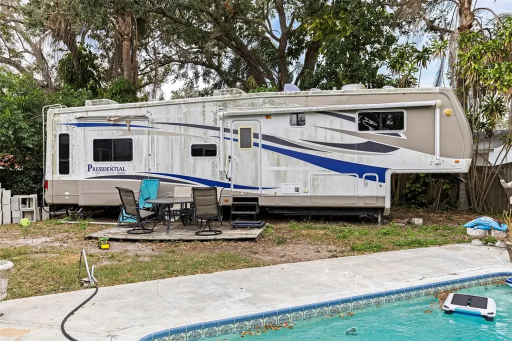 649 16th Street NW Largo FL 33770