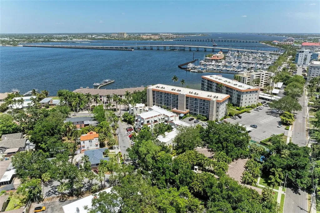 210 N 17th Street W Bradenton FL 34205