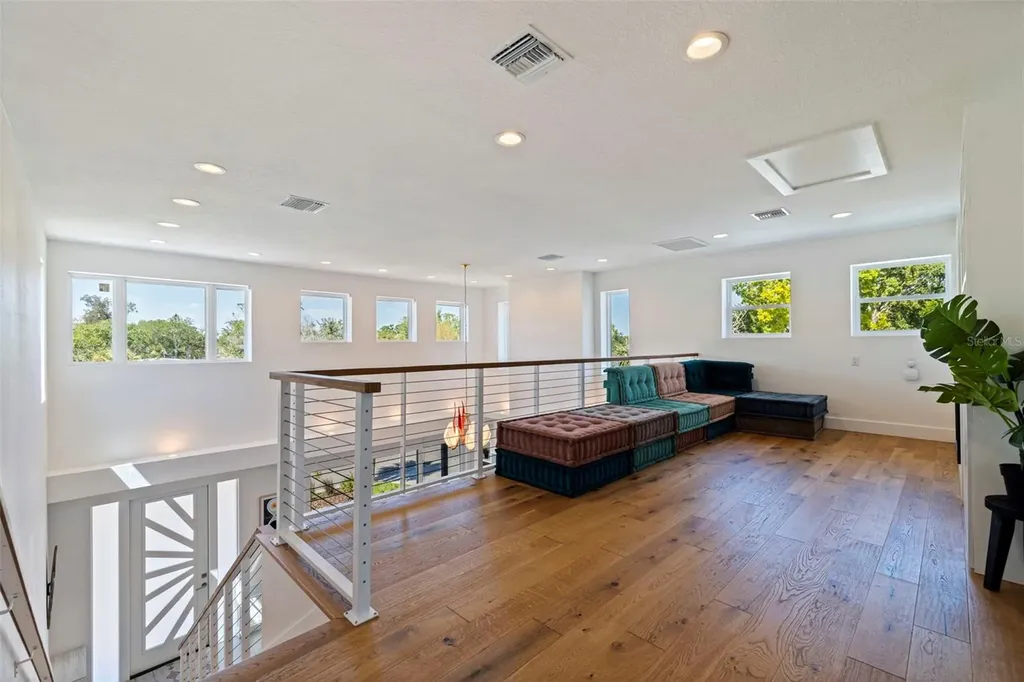 322 80th Avenue NE St Petersburg FL 33702