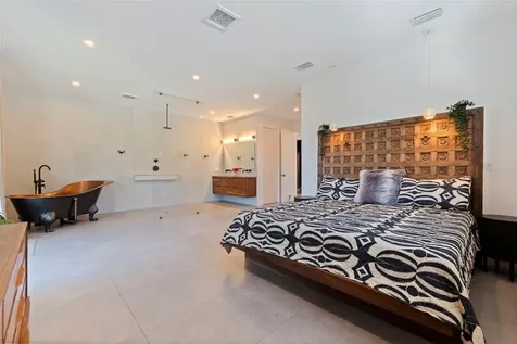 322 80th Avenue NE St Petersburg FL 33702