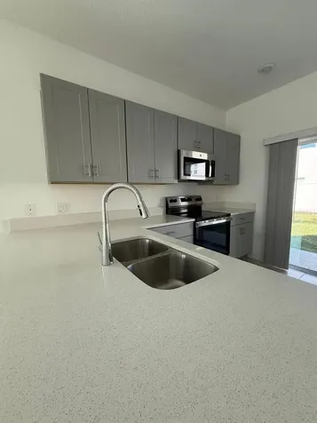 3208 Skyline Loop Kissimmee FL 34758