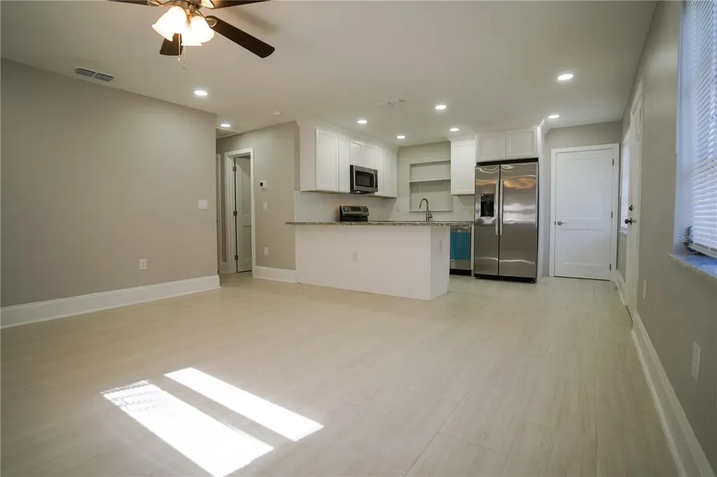 610 74th Avenue N St Petersburg FL 33702