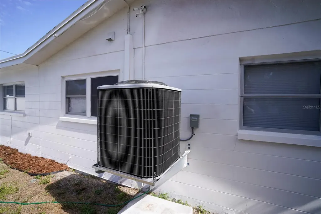 610 74th Avenue N St Petersburg FL 33702