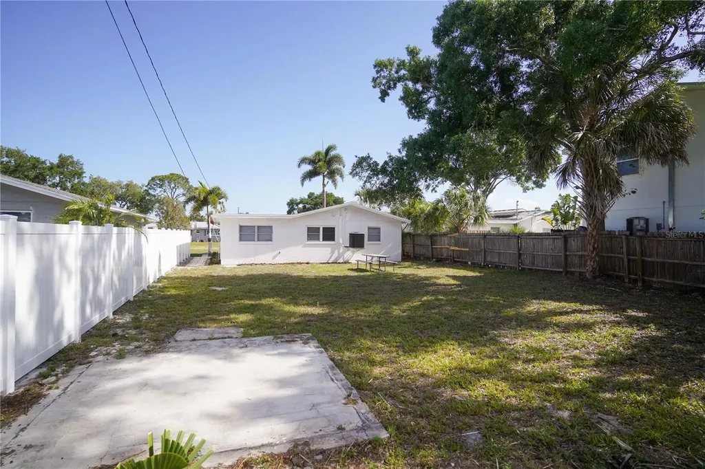 610 74th Avenue N St Petersburg FL 33702