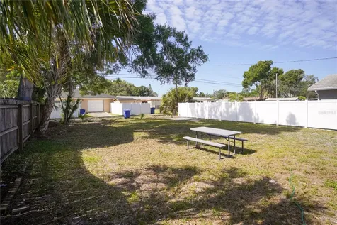 610 74th Avenue N St Petersburg FL 33702