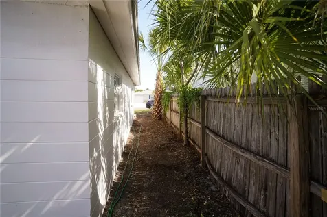 610 74th Avenue N St Petersburg FL 33702