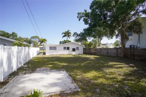 610 74th Avenue N St Petersburg FL 33702