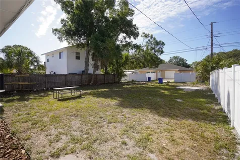 610 74th Avenue N St Petersburg FL 33702