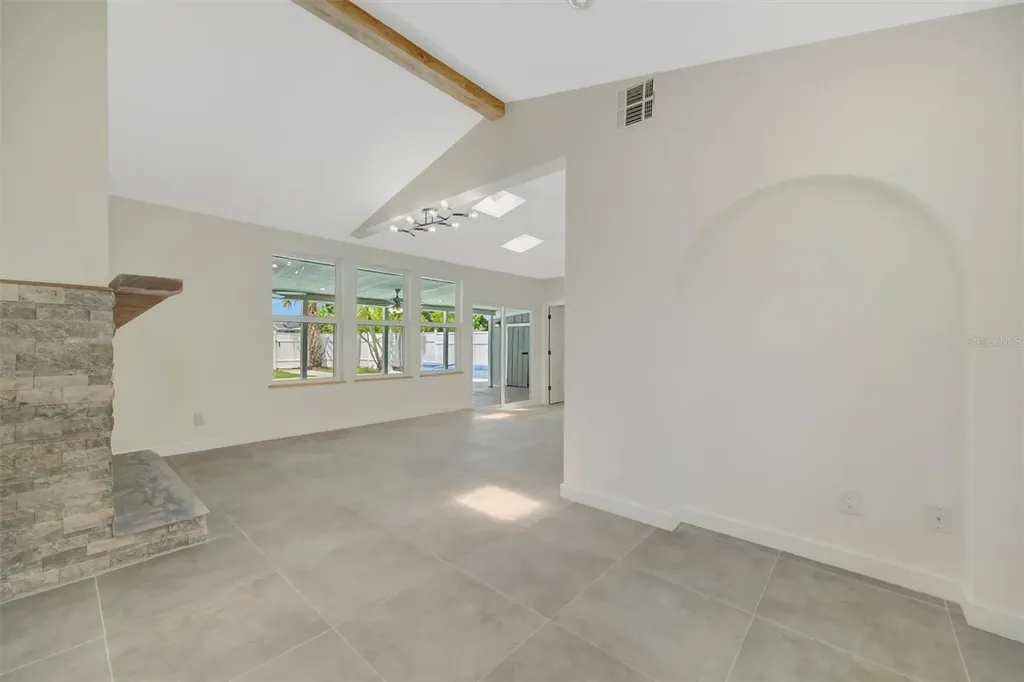 647 74th Avenue N St Petersburg FL 33702